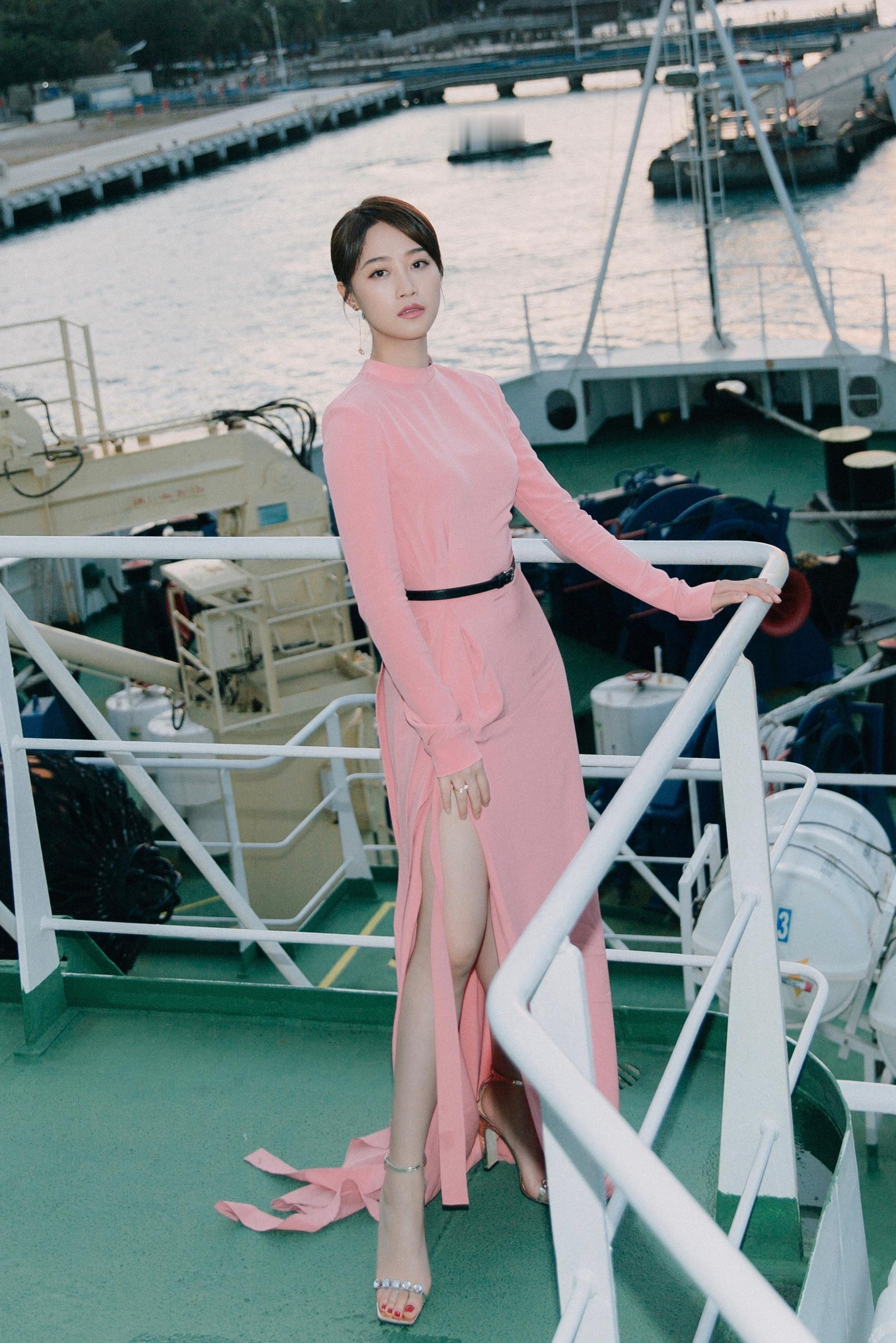 蓝盈莹大方展示素颜雀斑蓝盈莹👠 ​​​