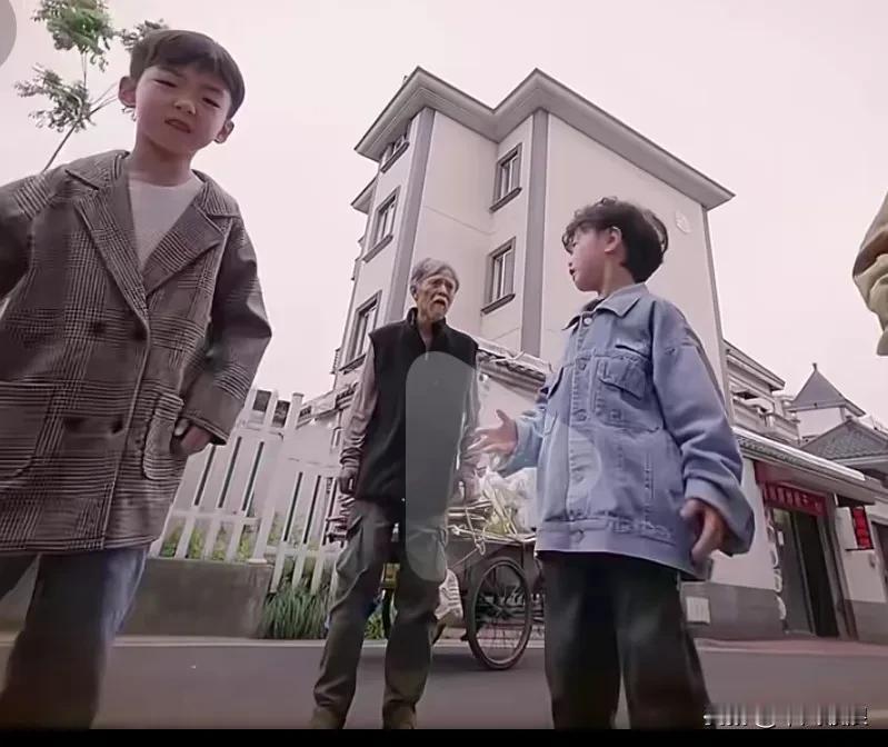 一群小学生拿着棍子欺负一只小流浪狗，一个收废品的大爷看见呃制了他们的行为，说他们