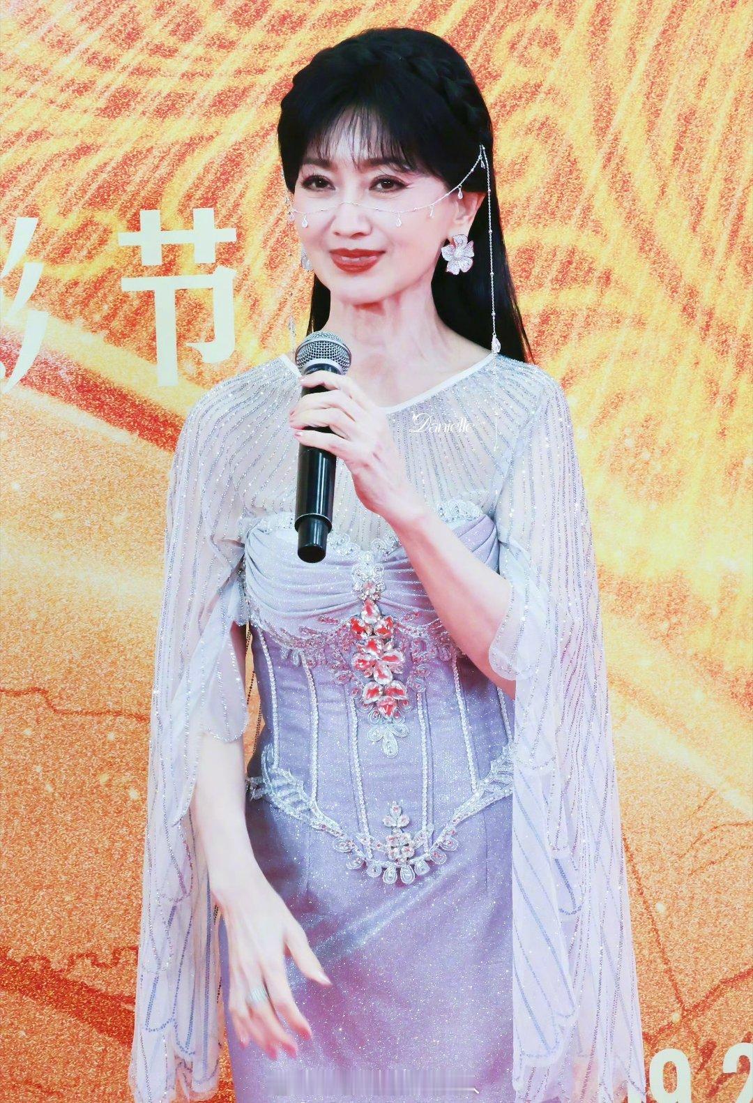 赵雅芝脸帘该说不说，在这个年纪，能够有这样的状态，已经是十分完美了。 ​​​