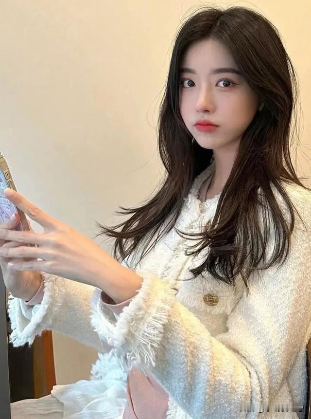肉嘟嘟的脸蛋，假如你和初次见面，你会送她什么礼物呢，评论区留言。