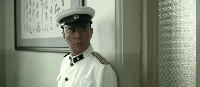 昨晚撬开父亲那只包浆木箱时，我撞见了中国式父爱的源代码。
樟脑味劈面而来。
底下