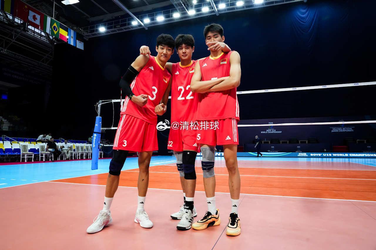 排位赛中国U19男排3-0巴基斯坦合照三人组[围观]胡翰林、李旭阳、宫铭昊清松带
