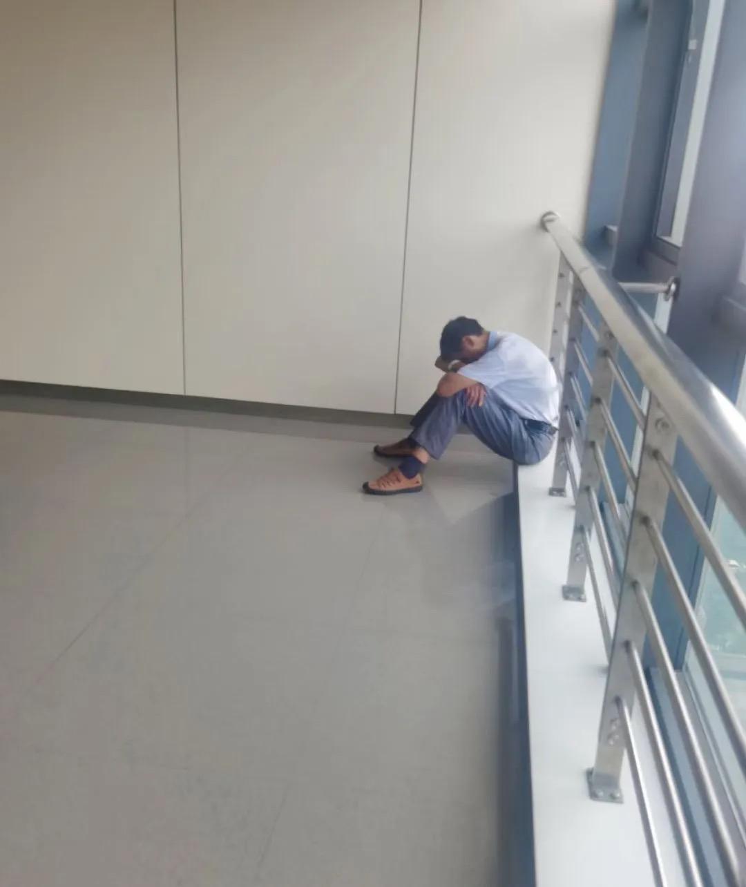 我见过凌晨3点的医院走廊，比深夜的酒吧更让人清醒——那些蹲在墙角擦眼泪的人，不是
