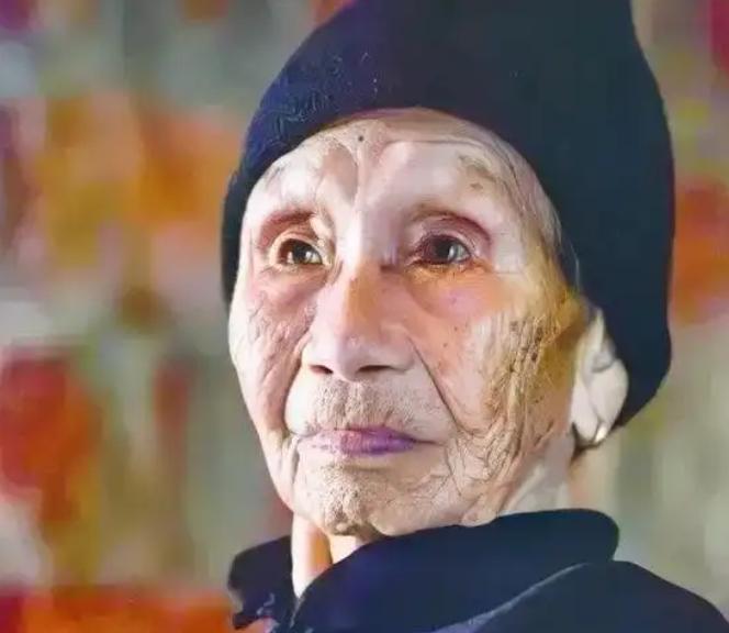 1941年，14岁的黄有良被10多个鬼子扒光衣服乱摸，她拼命反抗，惹得鬼子大怒，