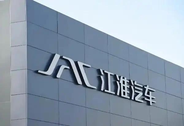 钱总会流向“不缺钱”的人。

日前，一纸公告让沉寂许久的汽车资本市场再度点燃热情