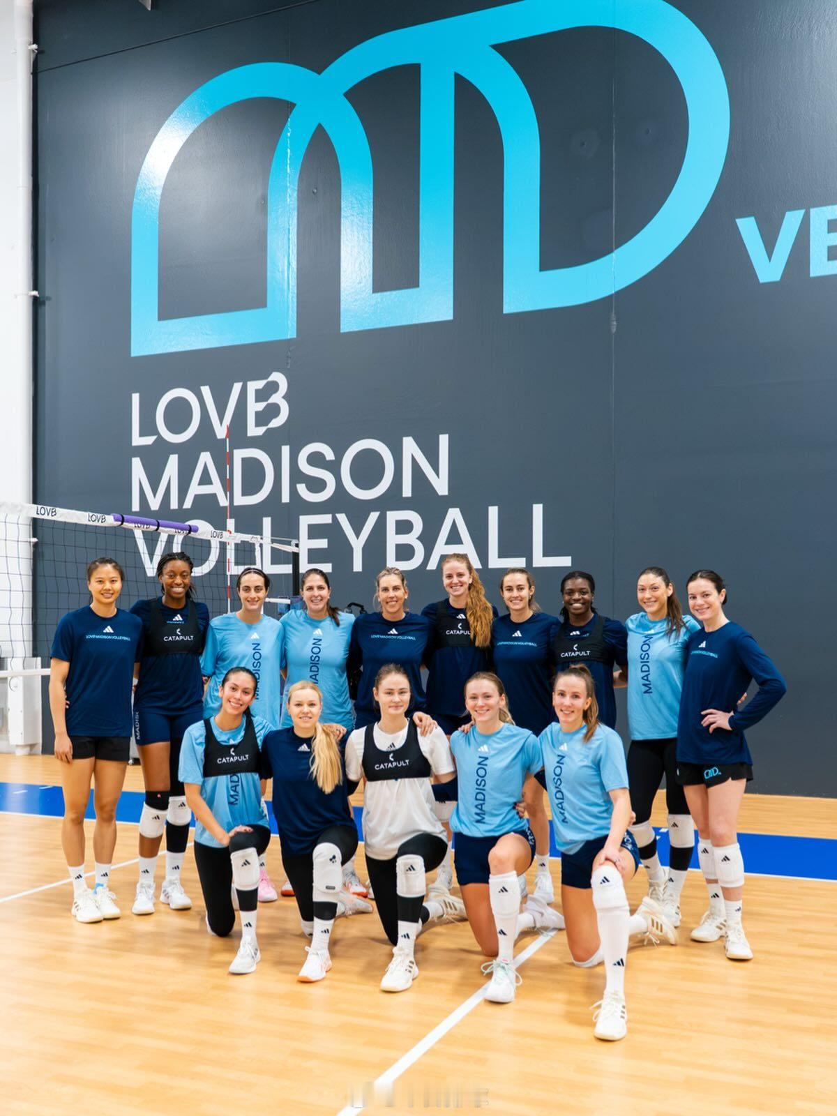 龚翔宇 LOVB麦迪逊队合影，期待新赛季。 