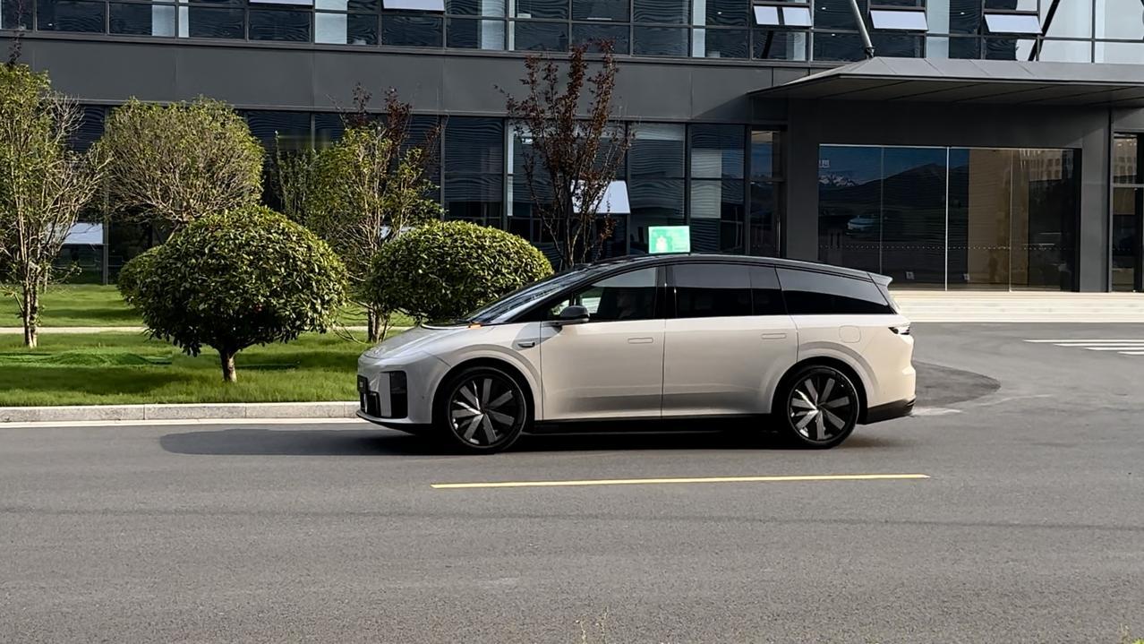 理想i8无伪装路照来了
6座纯电SUV
有多少人在等这台车？
7月份正式发布
卖