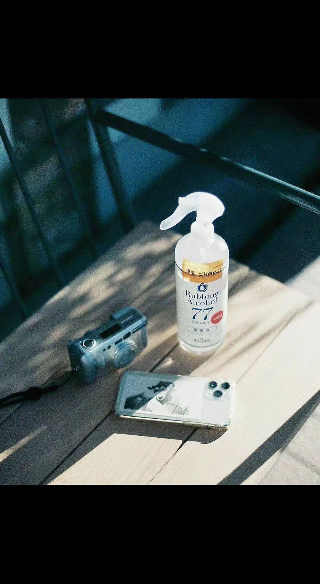 ☀️光影在桌面跳圆舞曲，老相机偷藏时光碎片📸。消毒喷雾是生活的逗号，按下暂停键