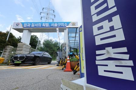 韩国前总统尹锡悦和夫人金建希双双身陷囹圄，没成想拘留所反倒成了他俩的"提款机"。