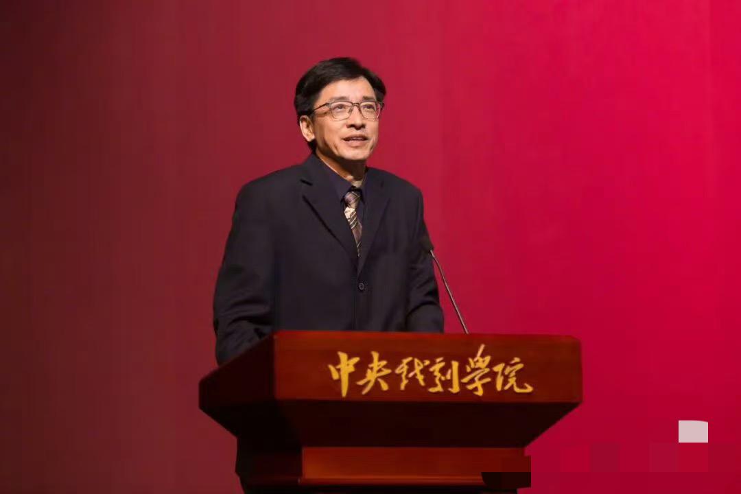 演员王鑫主动投案，
不查不知道，
一查果然让我挺意外的，他原来真正的身份不是演员