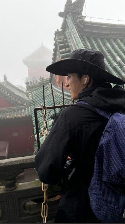 武当山偶遇王星越王星越直播老公你说句话啊懂得享受独处时光，一人登山看风景，不刻意
