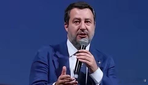 意大利副总理马泰奥·萨尔维尼公开喊话乌克兰总统泽连斯基，直言其正处于战败边缘，呼