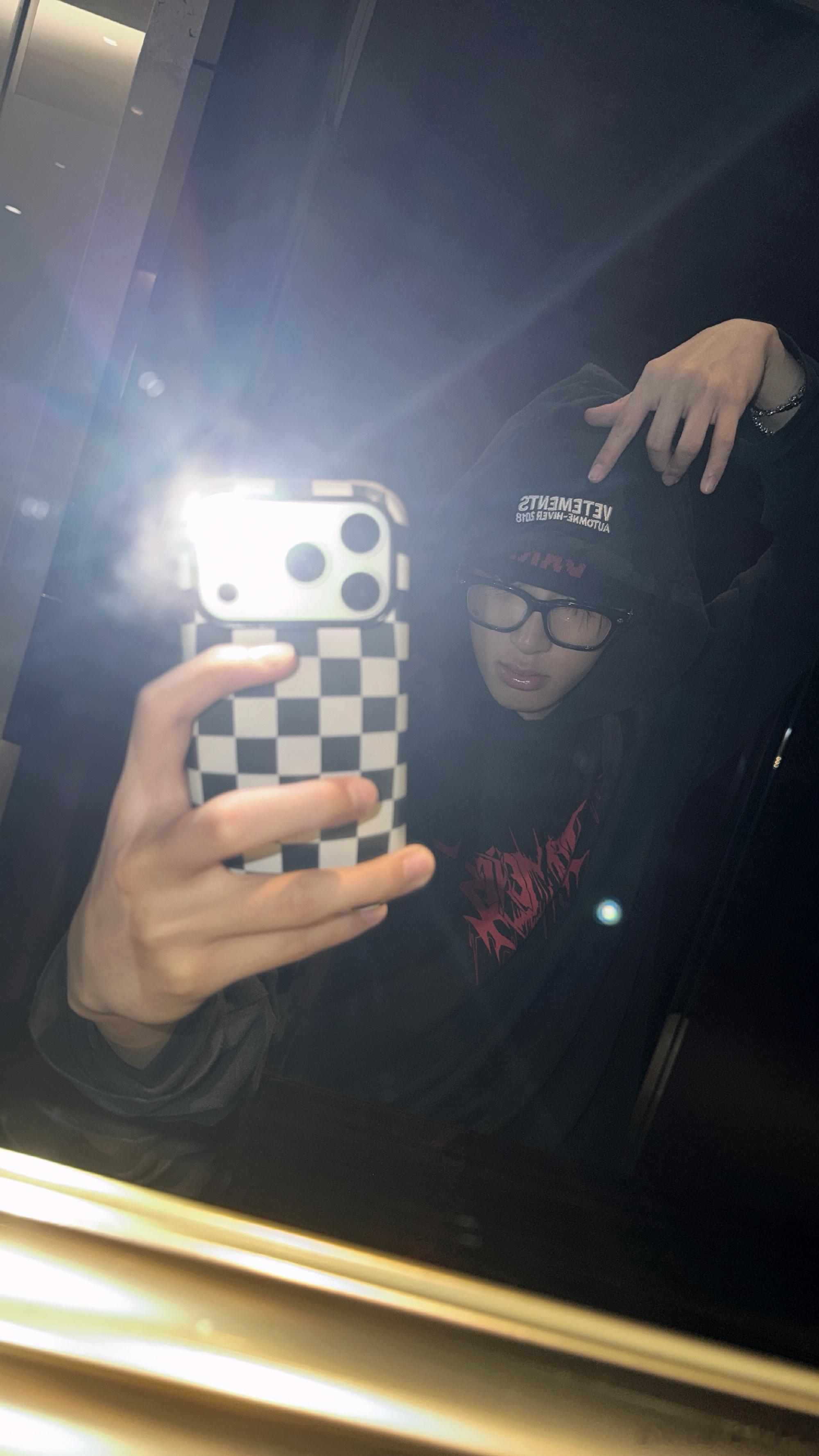让张峻豪放弃闪光灯犹如让他放弃鱿鱼帽🐙ps拍出来确实满满b男味～