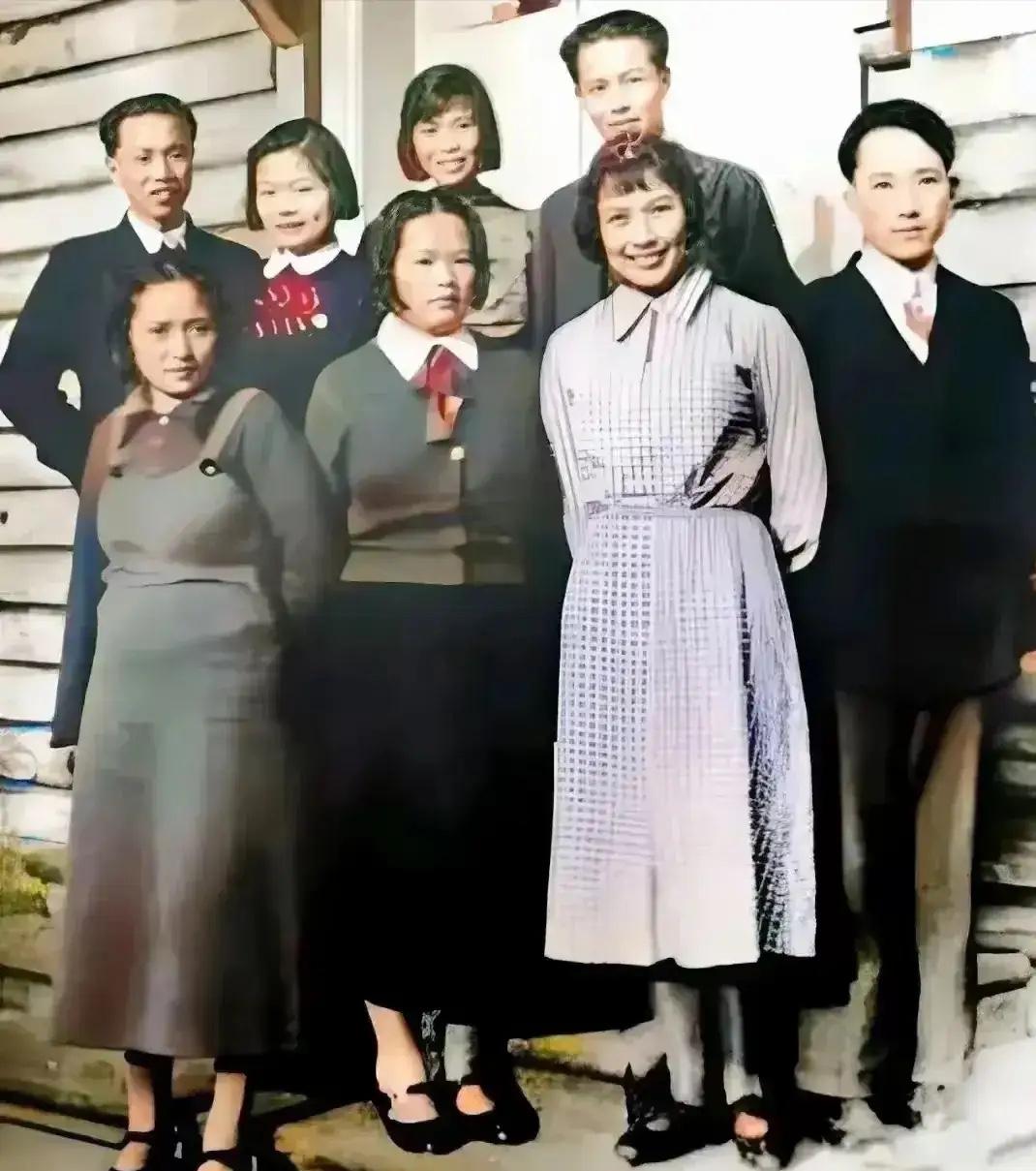 这是30岁的贺子珍与周总理养女孙维世等人的真实合影，都看看吧，贺子珍为了革命，身