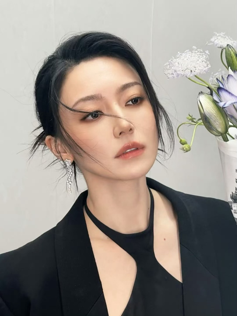 黄梦莹工作室发力了谁给黄梦莹拍的照片黄梦莹这个顶级美貌、、、谁给拍的照片啊！也太