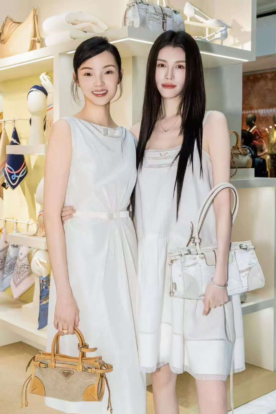 何穗雎晓雯活动同框何穗雎晓雯Prada活动同框何穗雎晓雯状态都好好！ 