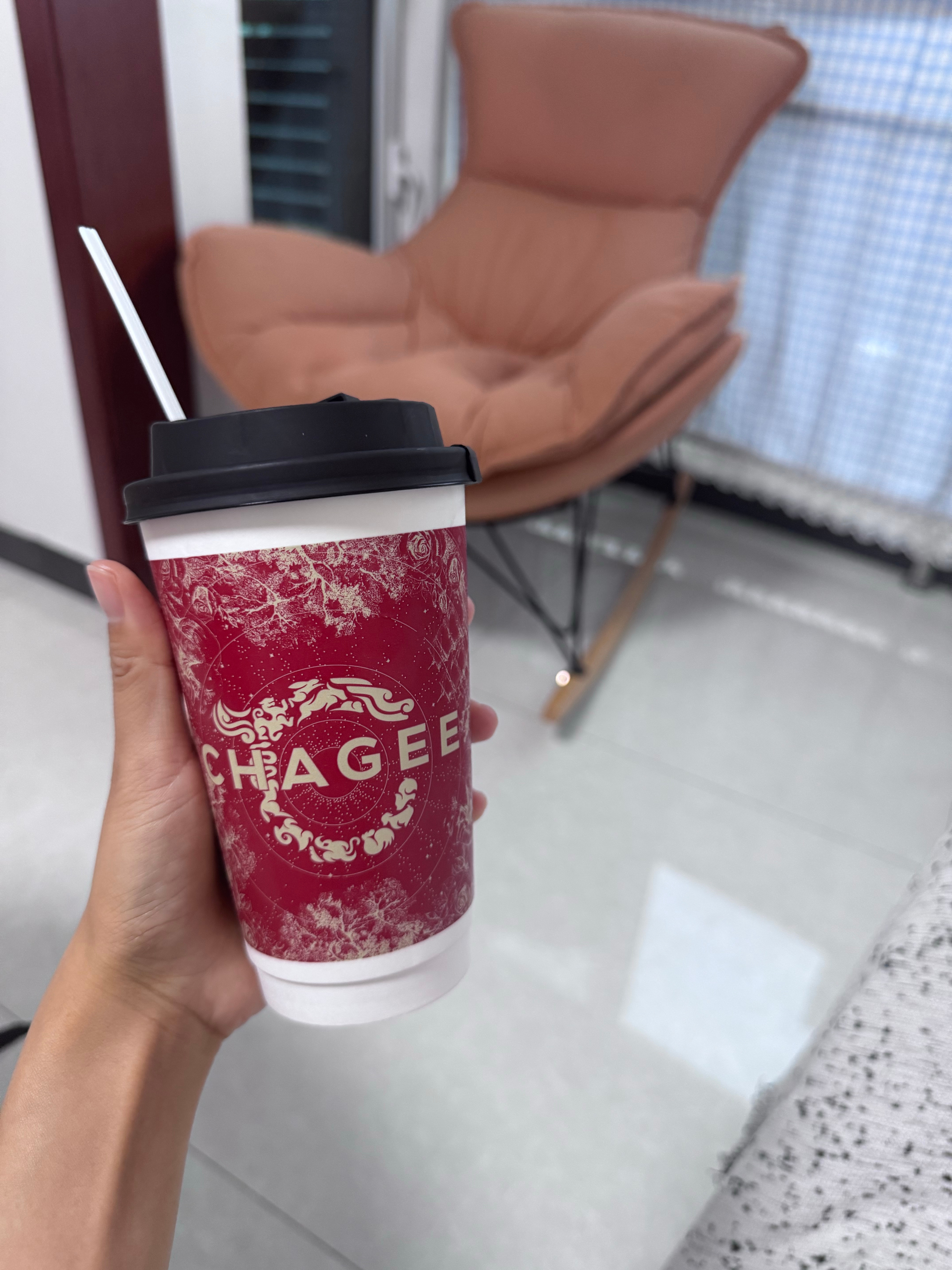 昨天曹老师带着爷爷奶奶妞妞可可一起回家了下午五点多给我点了一杯霸王茶姬到家说是送