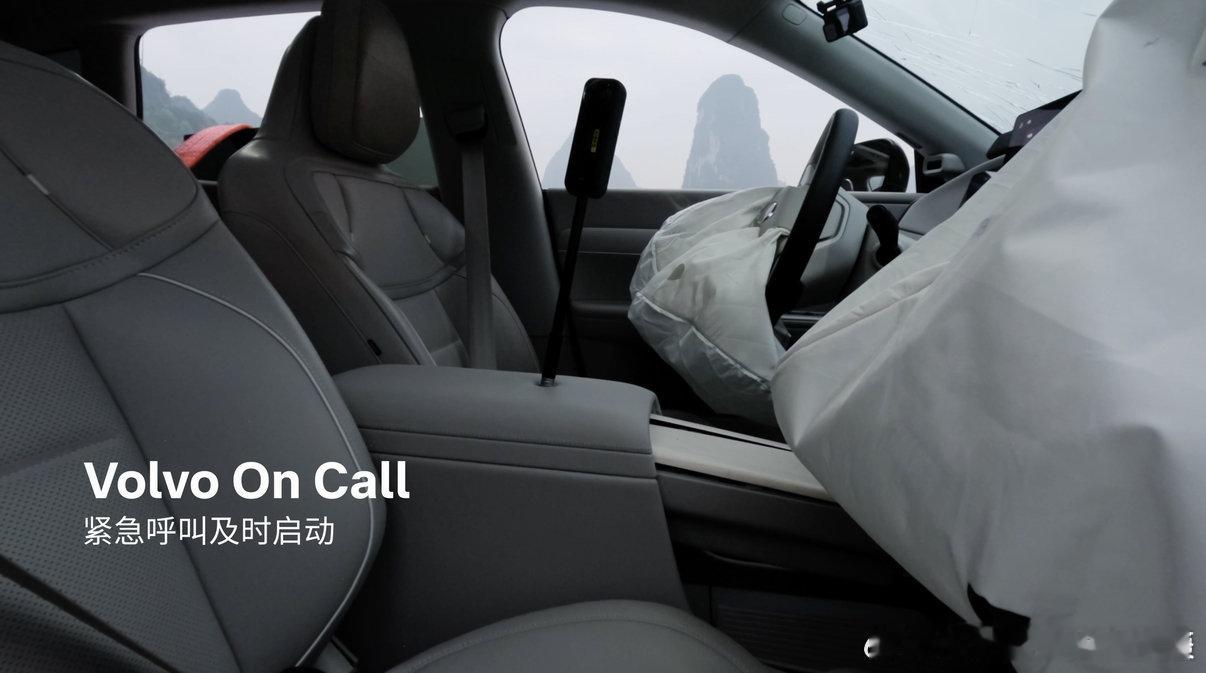 沃尔沃XC70被热气球带上35米高空近日，一项高空坠落测试画面发布：一辆沃尔沃X