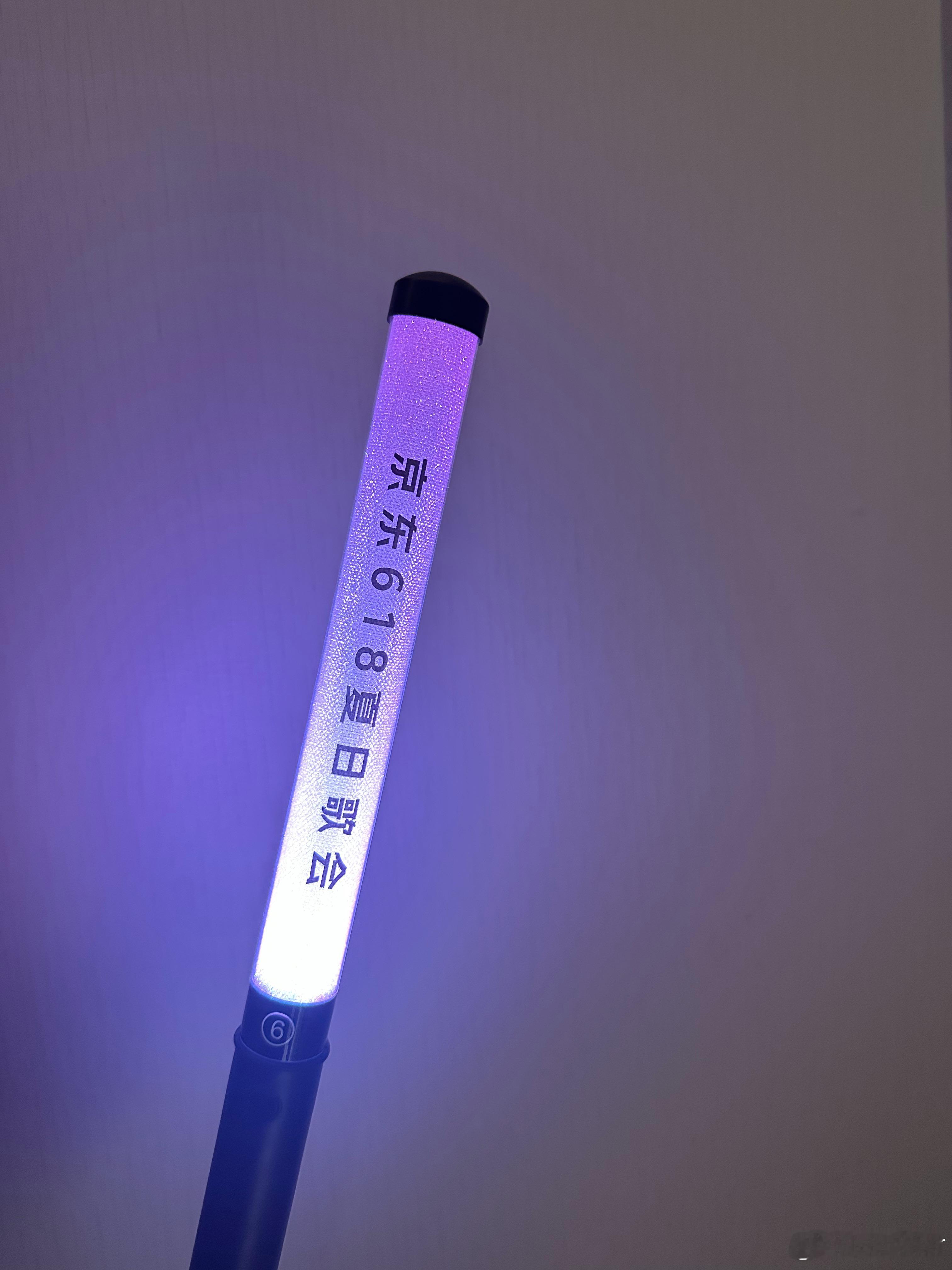 有一位小姐姐从我旁边路过得知了我荧光棒被别人拿走了把她自己的给了我一根小姐姐人美