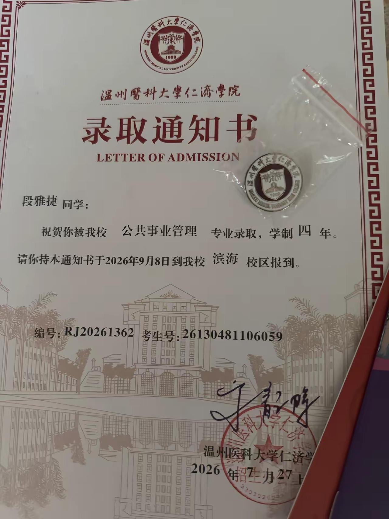 19岁 我的生活状态是：一个人、一辆车、两只猫，还有一所二本大学，其实觉得挺知足