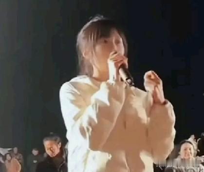 网红呆呆太圈粉！收满屋礼物全送邻居，两套房认准同一装修大哥
 
网红呆呆 现在的