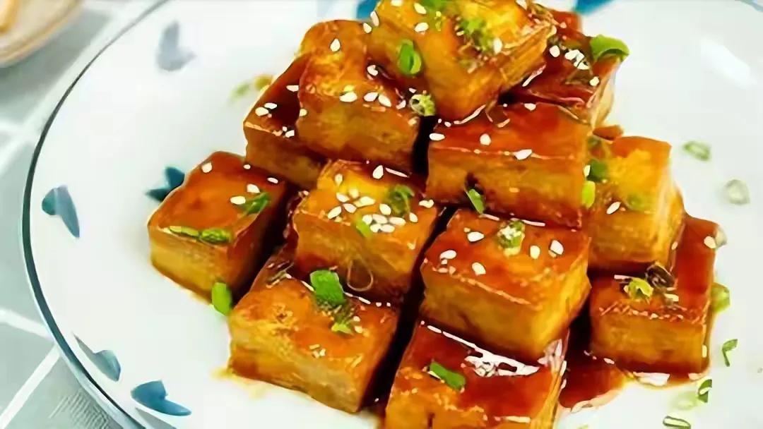 相册里的美食，糖醋脆皮豆腐。

豆腐块炸至外酥内嫩，再加上糖醋汁的调味，使其味道