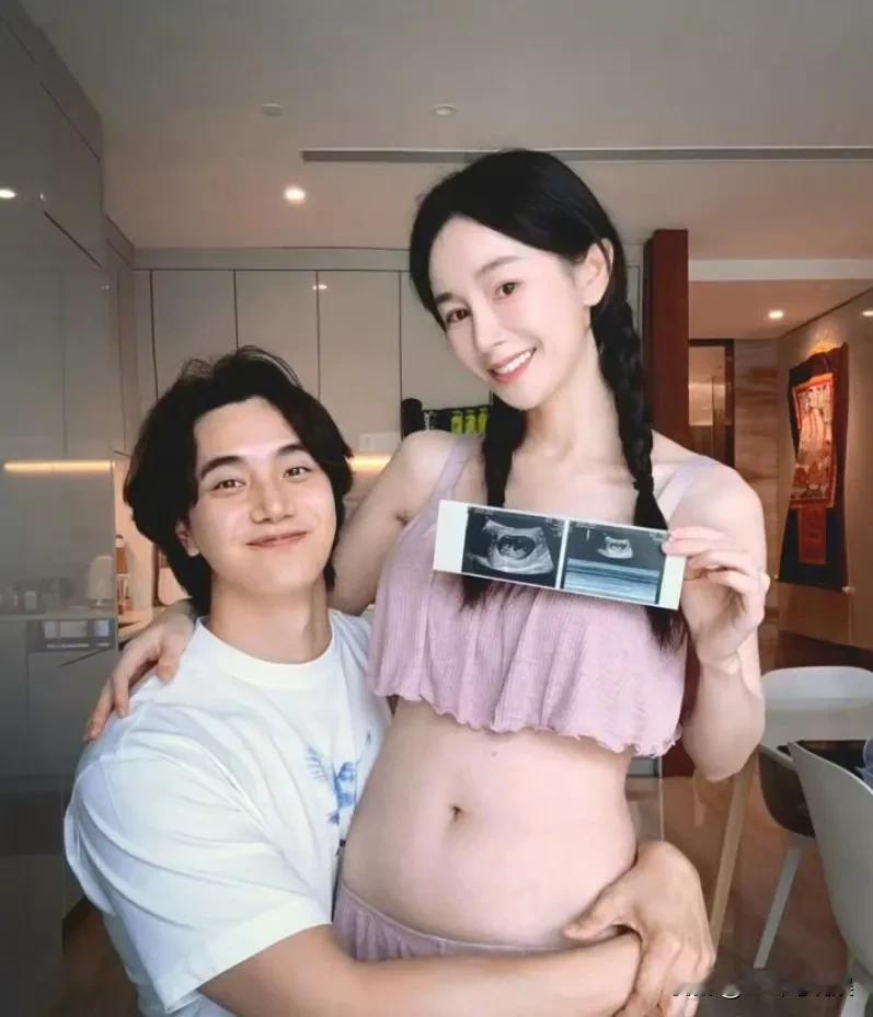 张檬高调官宣！

9月30日，张檬发文官宣怀孕，并且制作了一个从她被求婚到结婚再