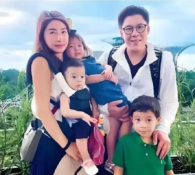 豪门媳妇带娃坐经济舱，全网炸锅
 
郭晶晶推着行李，三个孩子排队过安检，机票价格