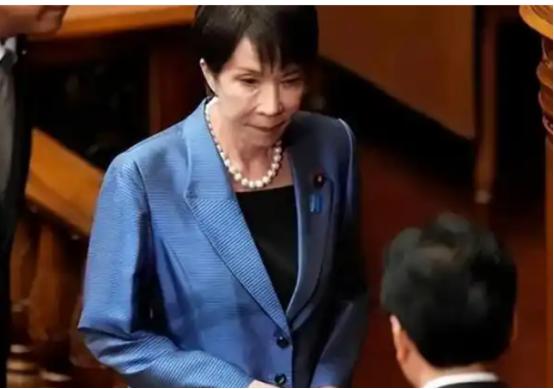 5月4日，日本首相高市早苗在堪培拉无名战士墓前双膝跪地，照片传遍全网-1。
怎么