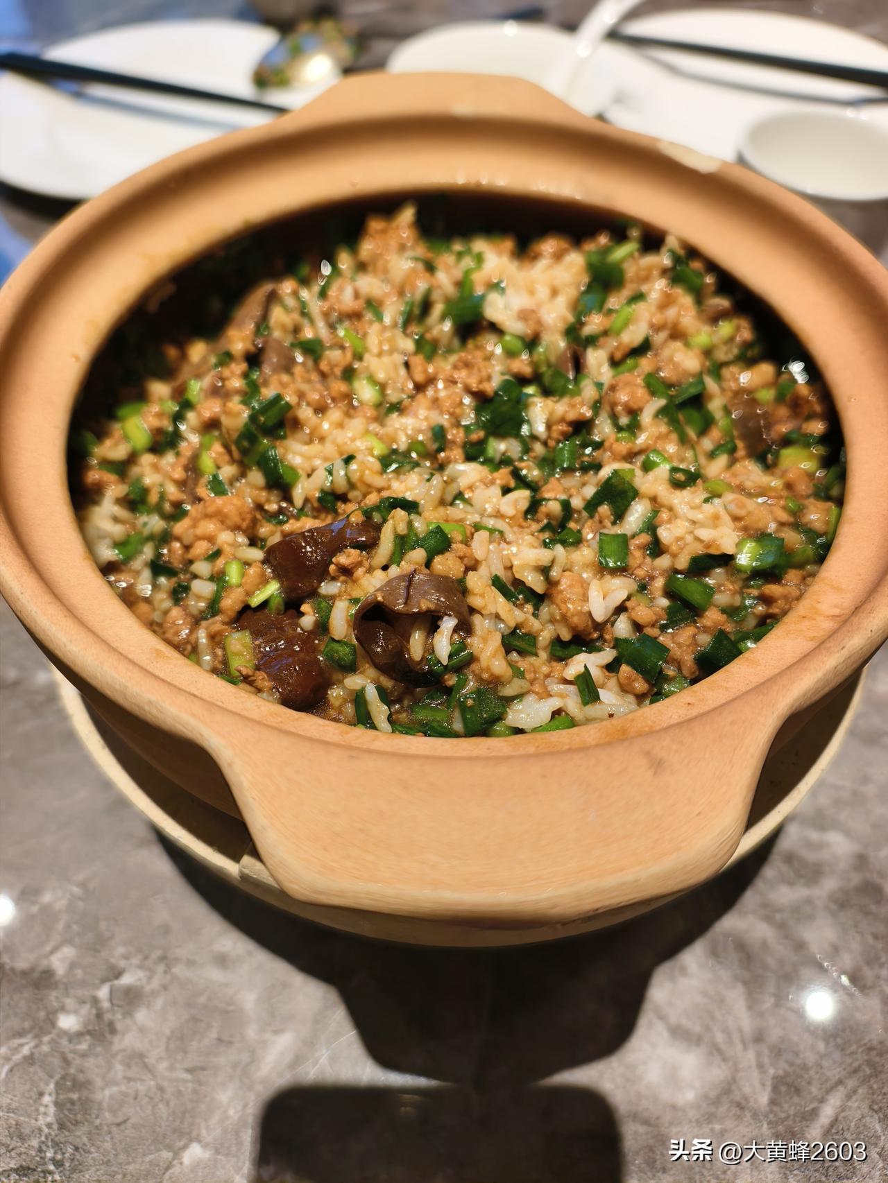 点了一份小份韭菜海肠捞饭，这可是来青岛必吃的主食，售价八十九元。还点了蒜蓉粉丝蒸