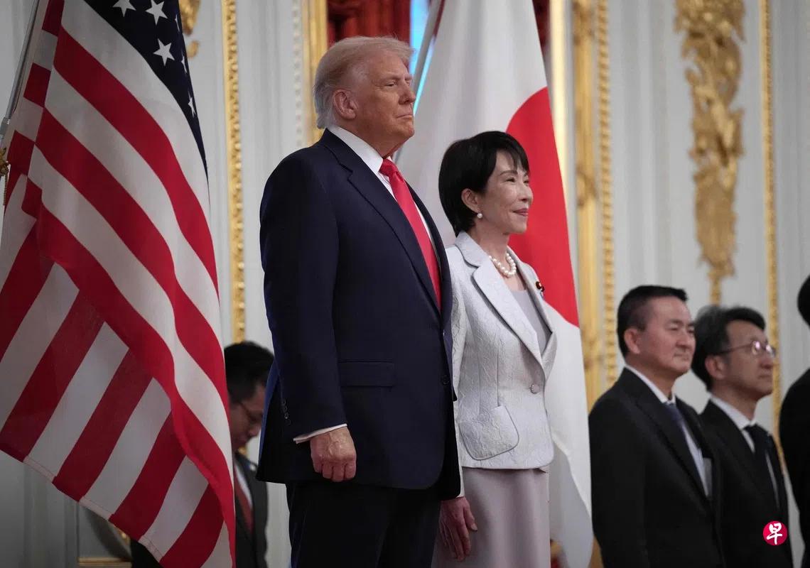 对标还是，跪舔。 很明显  美国总统特朗普（左一）星期二在日本东京，与日本首相高