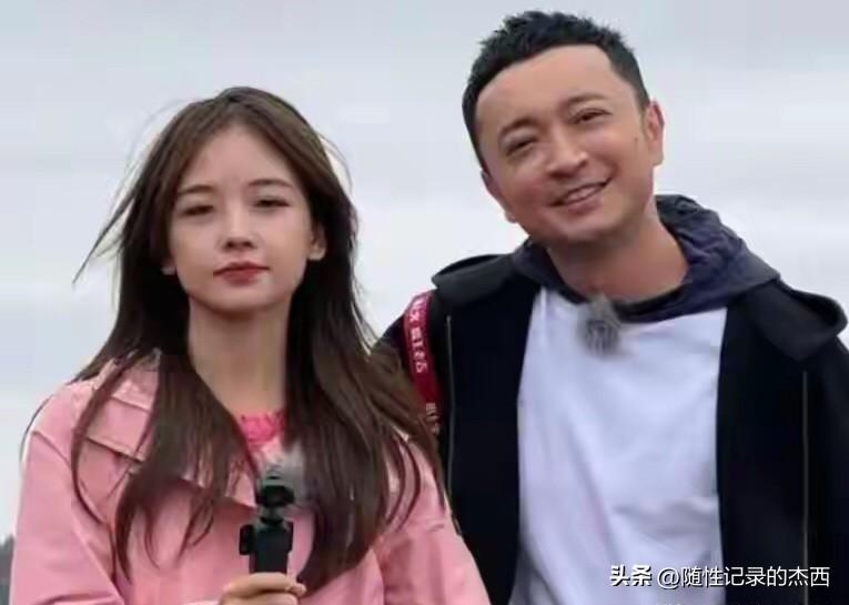 男主持人大家都认识，他是主持了十几次春晚的尼格买提，多才多艺，才华横溢，旁边的美