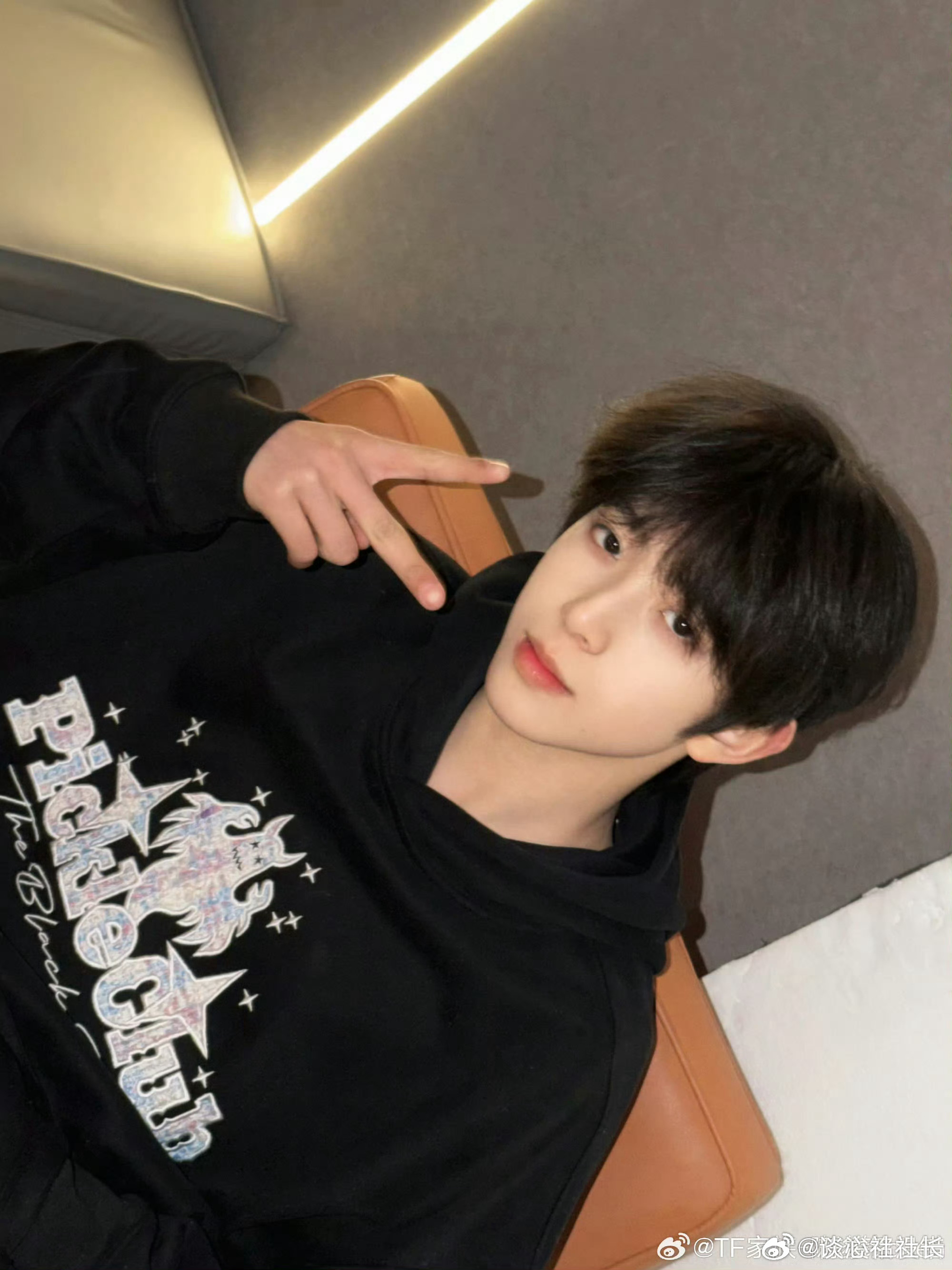 陈浚铭祝大家三八妇女节快乐谁懂啊！陈浚铭的三八节营业照也太会了🥺和妈妈一起过节