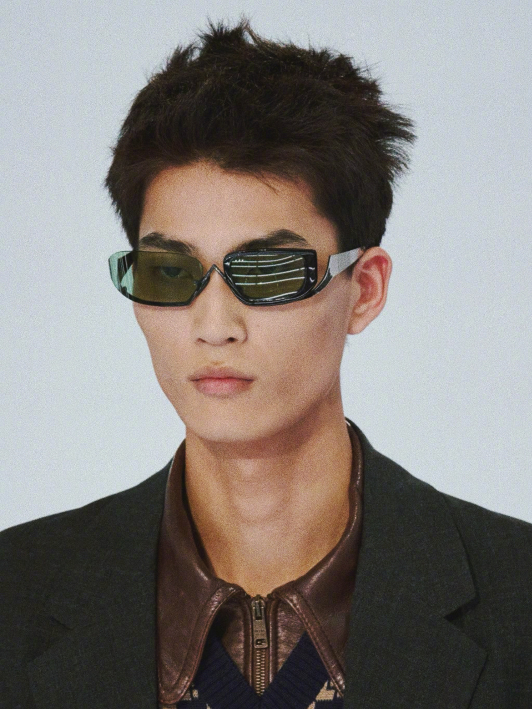 Prada Spring 2027 Menswear.不对称眼镜，一场从混沌中由