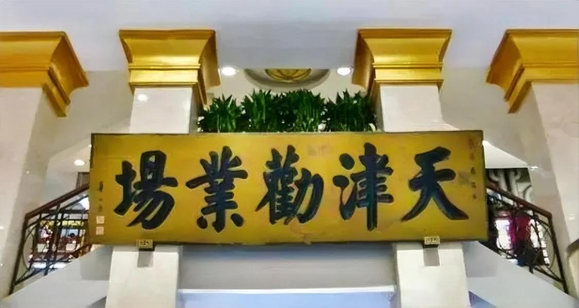 这是在三张八仙桌拼凑的台面上写下的大字，原字至少一米，并不是放大的。虽然有的小伙