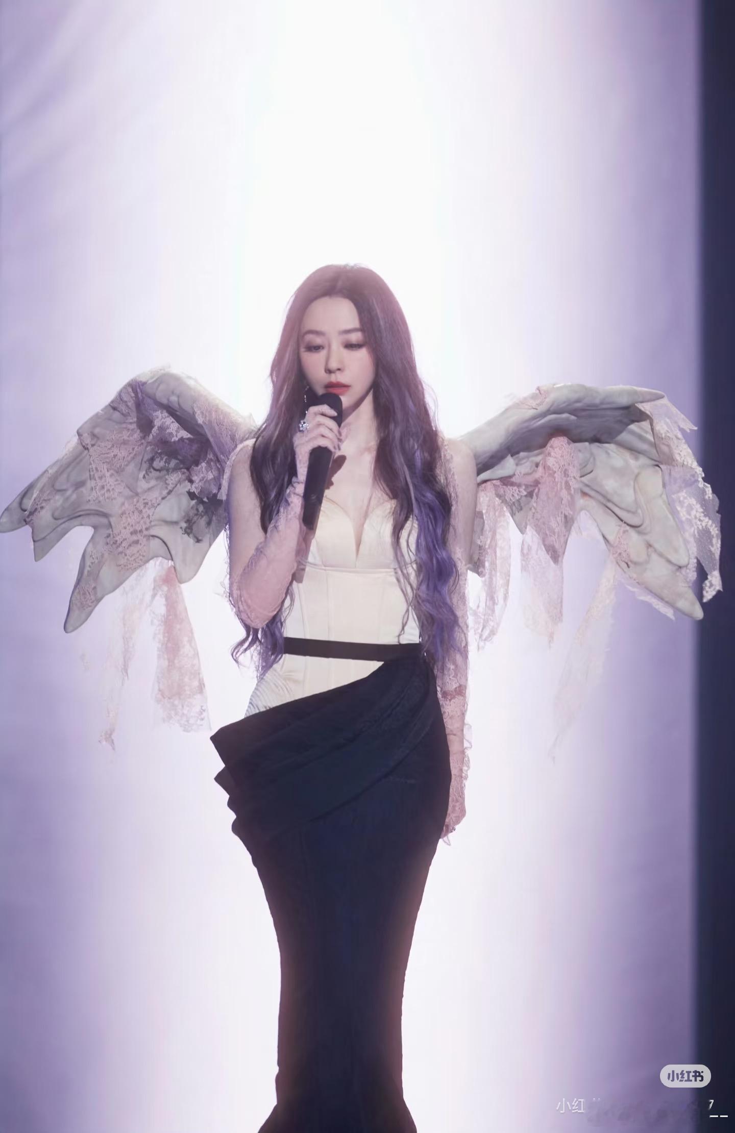 据说这次重庆缪斯女王演唱会歌单里有张靓颖出道早期冷门歌，她说“送给陪我的凉粉们”