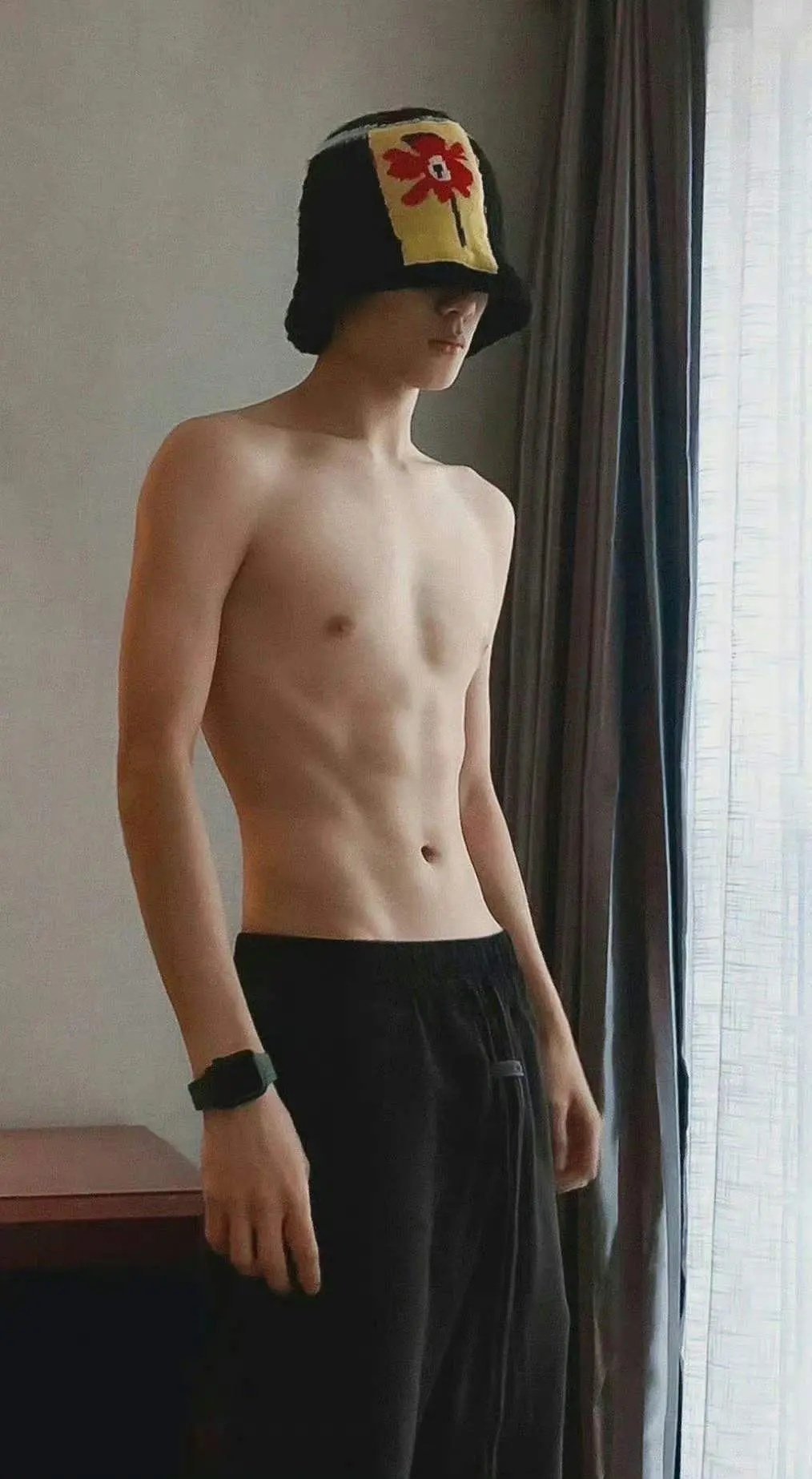 男明星的腹肌练到什么程度才能不被喷 ​​​