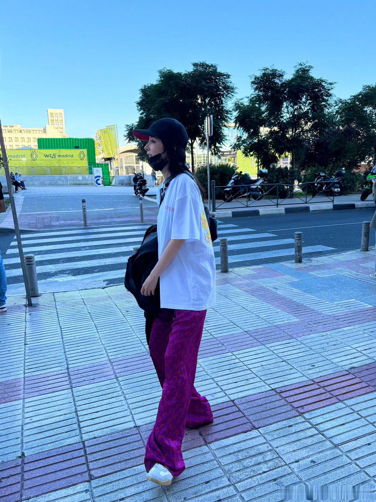 杨幂的穿搭功力恐怕在我之上穿搭这一块杨幂已然了如指掌小众足球风被杨幂玩出新鲜感，