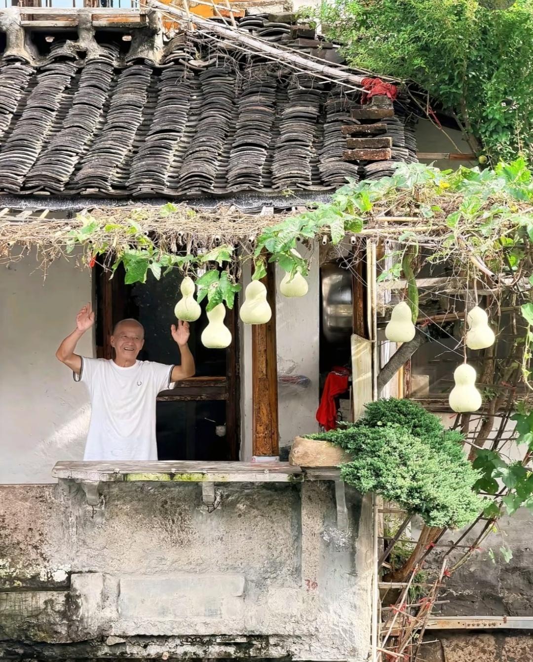 “葫芦娃爷爷”
这事儿给我们上了一课：
距离，才能产生美！

最开始大家隔着河喊