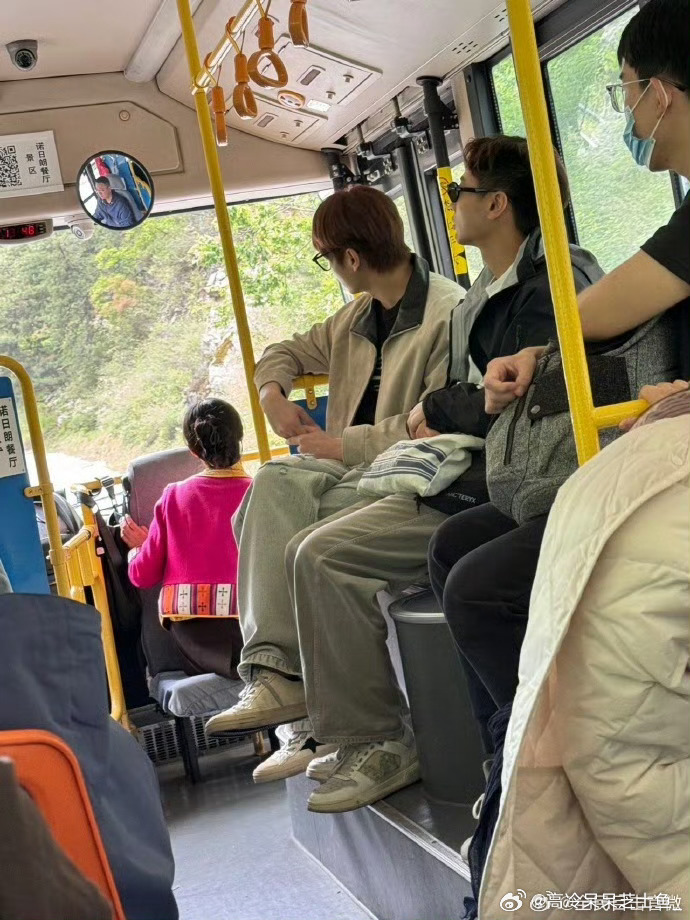 许凯坐景区大巴被路人偶遇许凯还是太松弛了 许凯坐景区大巴被偶遇，状态松弛接地气，