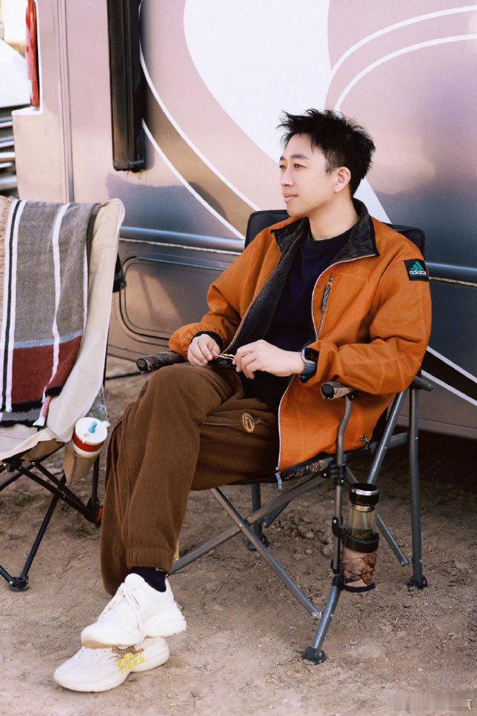 于正瘦成AI照的样子了于正真的狠人！说瘦就瘦，瘦完直接和 AI 照无缝衔接，太励