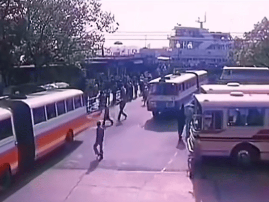 刷到《年轻的朋友来相会》，听哭了，那个年代的情景历历在目。
 
很多人说，还是8