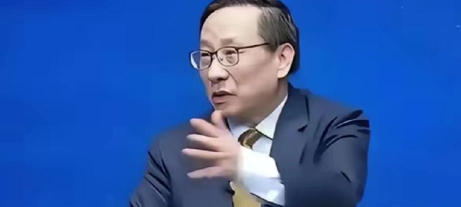 万斯曾暗示中国，如果不接受关税，就考虑战争。话音未落，中国学者高志凯就在国际辩论