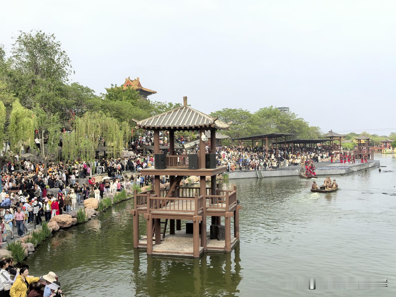 游览开封的清明上河园，园内各类表演众多。

其中东京保卫战这场表演时长约20分钟