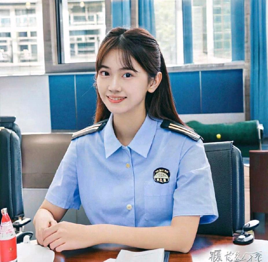 有次请领导们吃饭，酒过三巡之后，就随意了些。

我身边的人事局的副局长和对面一个