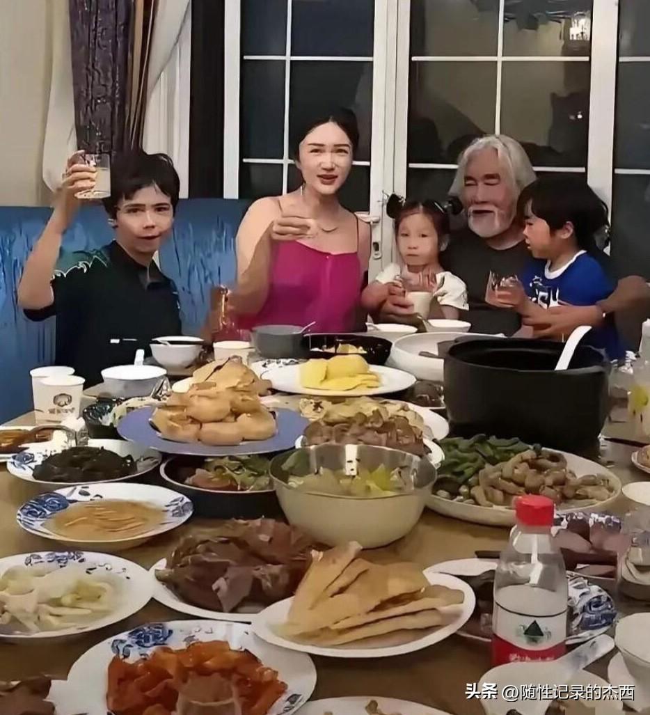 张纪中那么出名的一个导演，也只带老婆孩子在小饭店里聚餐。看到桌子上满满的菜，一定