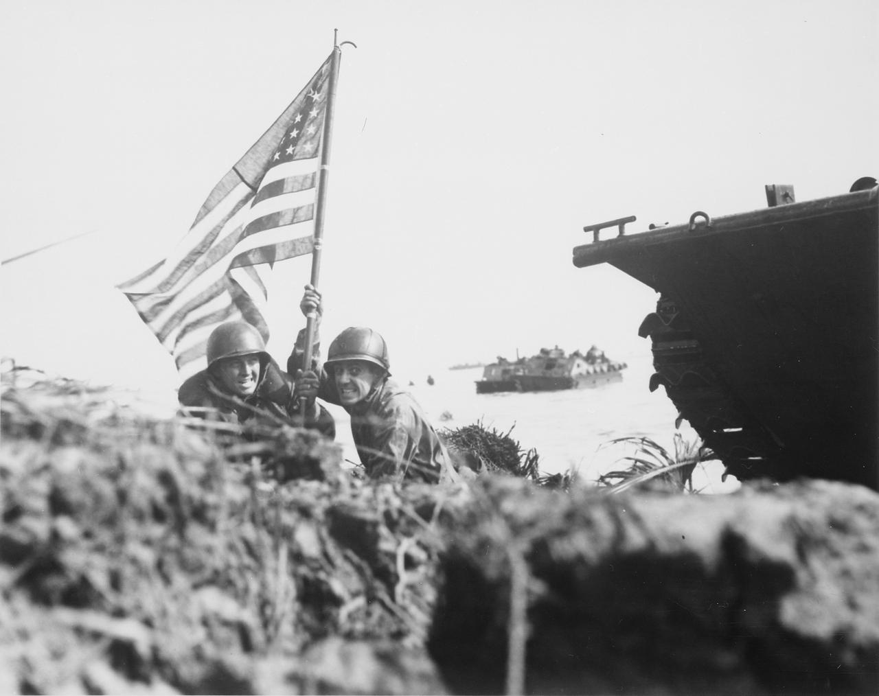 [呲牙] 配音：“看前面，别看镜头”——1944 年 7 月 21 日。登陆关岛