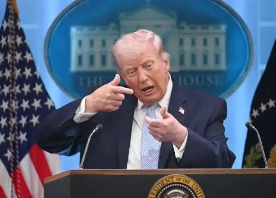 特朗普这人又开始给自己加戏，非说伊朗都要“崩了”，还哭着求美国帮忙，简直能把人看