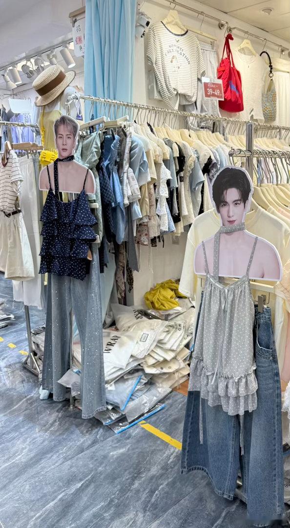 王嘉尔和张凌赫当上了女装店模特。这搭配