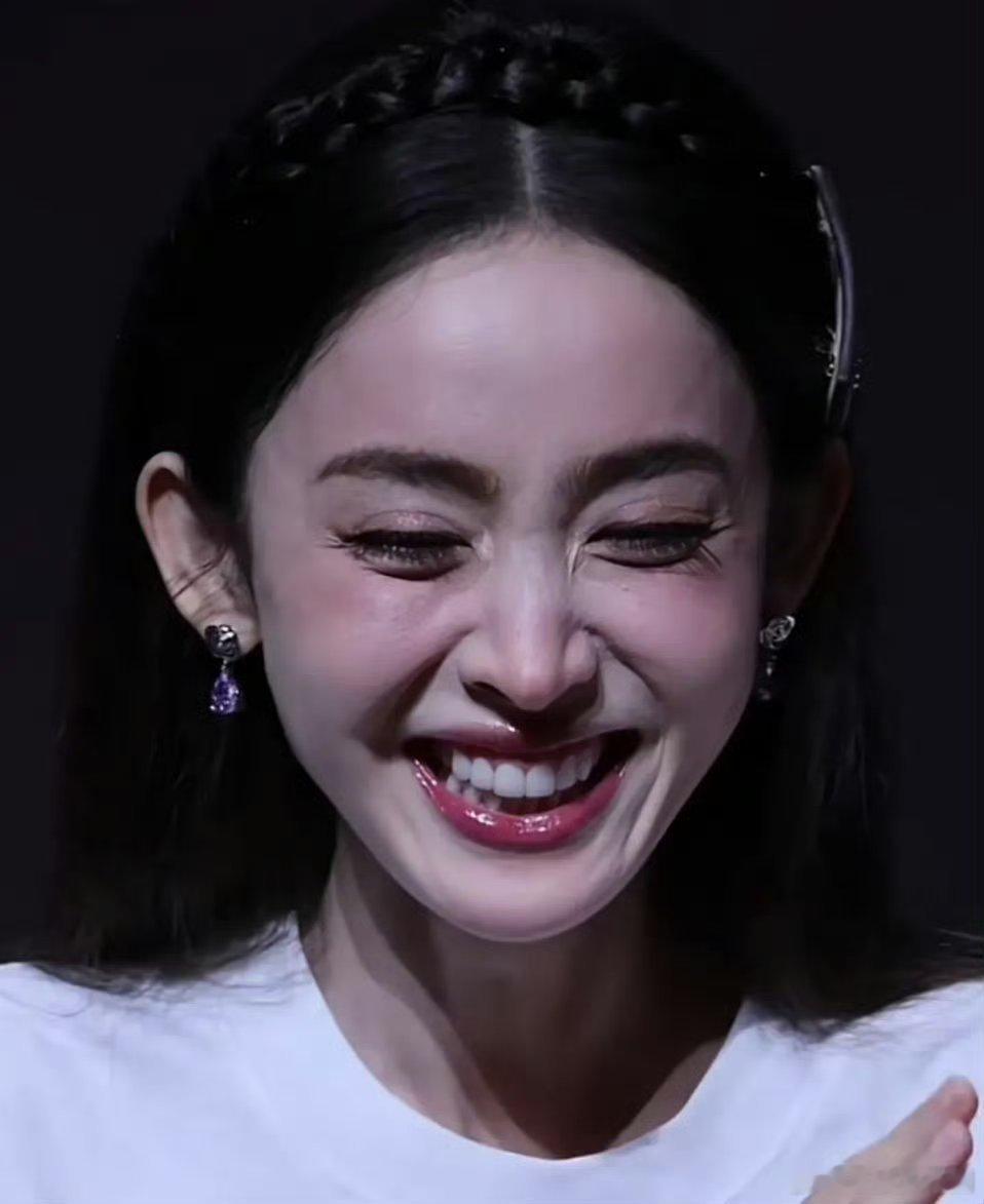 这么一看，好像古力娜扎这样的美人也抵挡不住年龄啊[泪][泪][泪]感觉皮肤上已经